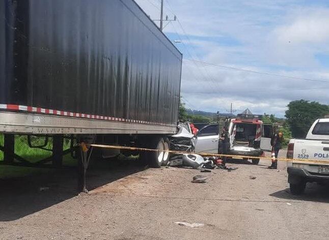 Al parecer, el accidente se dio debido a que el conductor perdió el control de su carro. Foto cortesía.