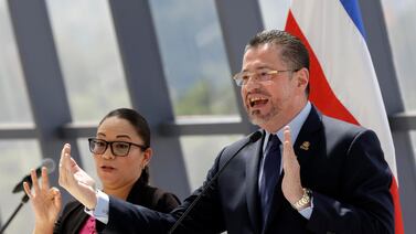 Le llueven críticas a Rodrigo Chaves por “celebrar” colocación de un puente bailey