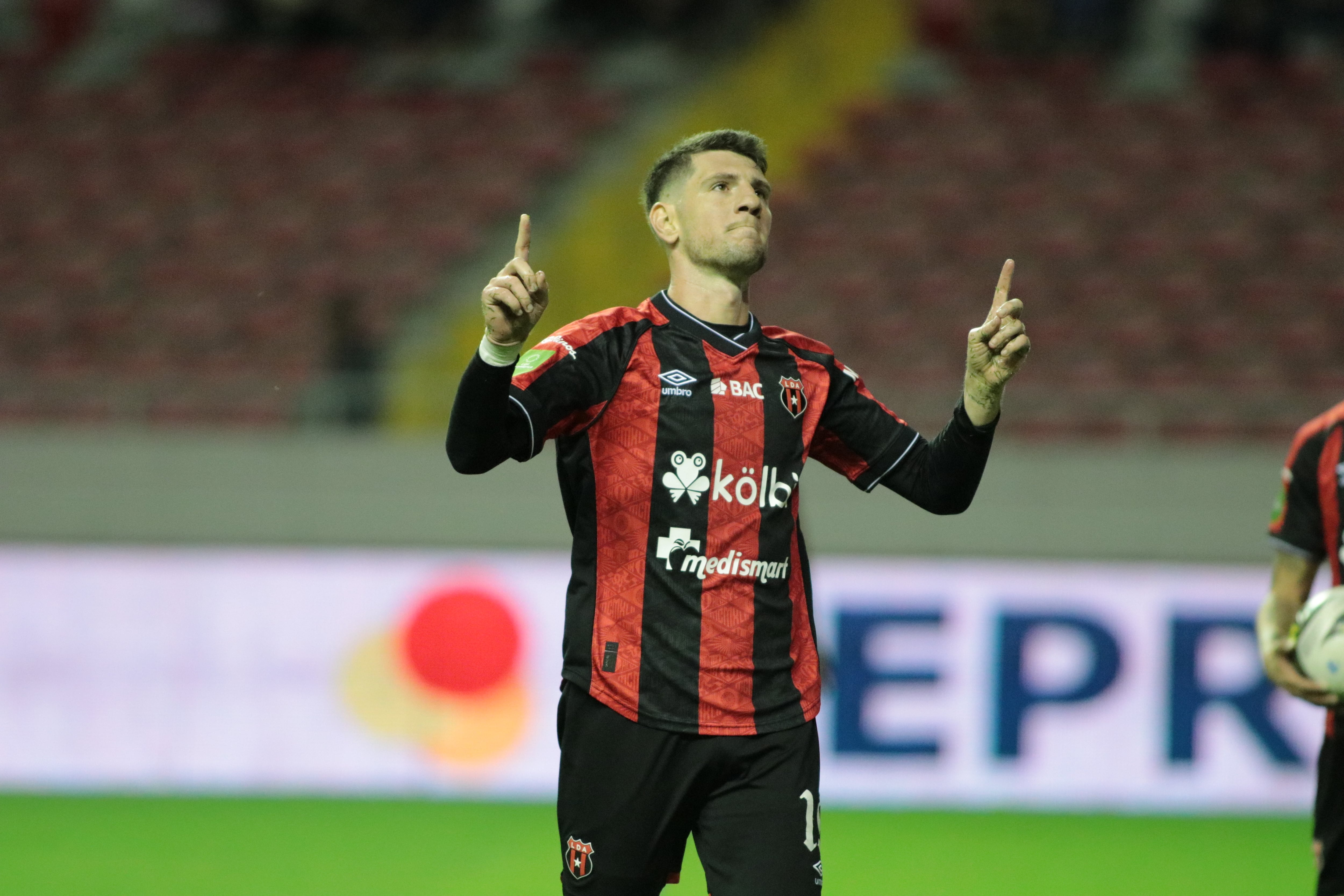 02-02-2025 Estadio Nacional, San José, partido de la jornada 7 del campeonato de primera divisón entre Liga Deportiva Alajuelense y Club Sport Cartaginés. 
En la Foto: Anotación Alberto Toril y Larry Ángulo Alajuelense 
Jonathan Jiménez Flores para Grupo Nación