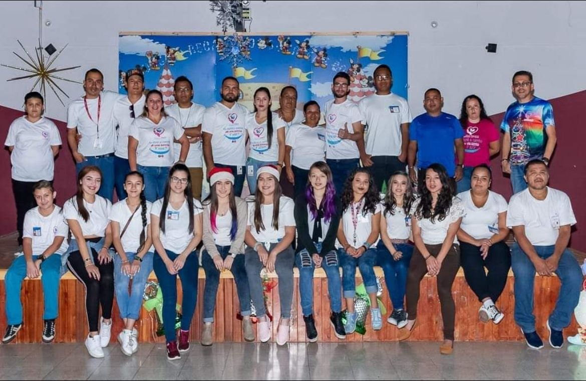 Tras 7 años durmiendo en las calles, lleva 15 como el payasito “Pillín” regalando sonrisas navideñas a niños que en verdad lo necesitan. ES la historia de don Geovanny Rodríguez Ramírez