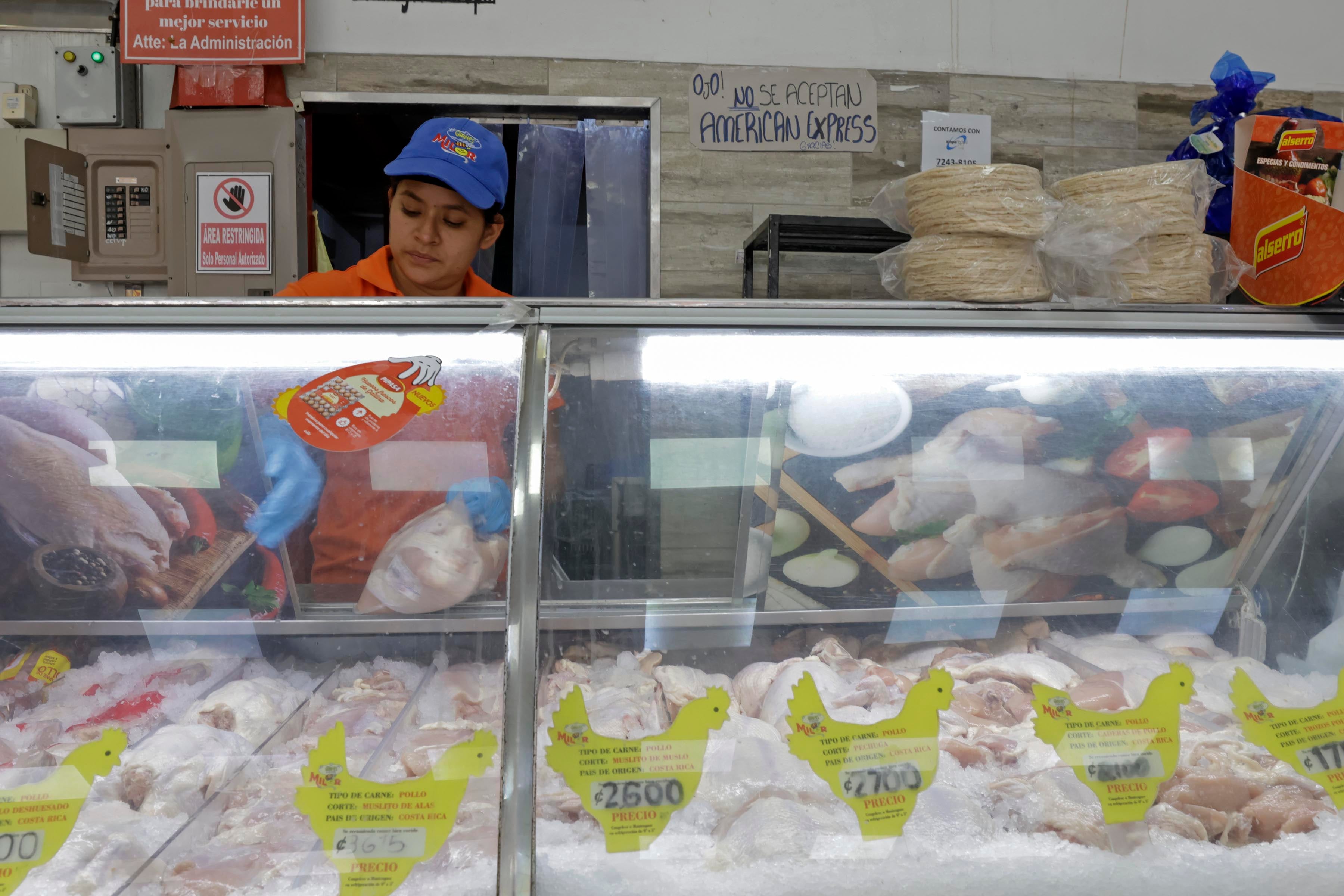 09/11/2023. Guadalupe. Hora:12:00 m.d. En la Carnicería Milor, ubicada en el centro de Guadalupe, aseguran que los precios del pollo han rebajado para beneficio de sus clientes. Fotos: Mayela López