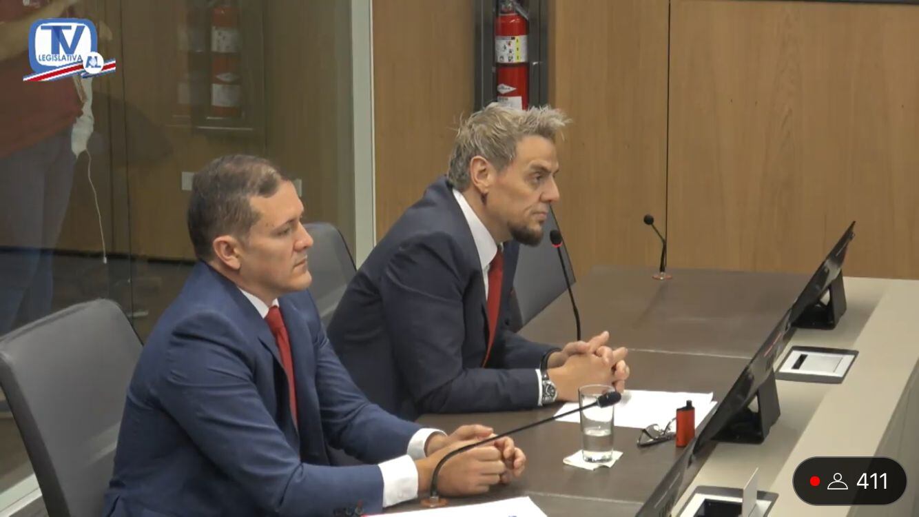 Mora dijo que recibió la llamada cuando la polémica por el video estalló.