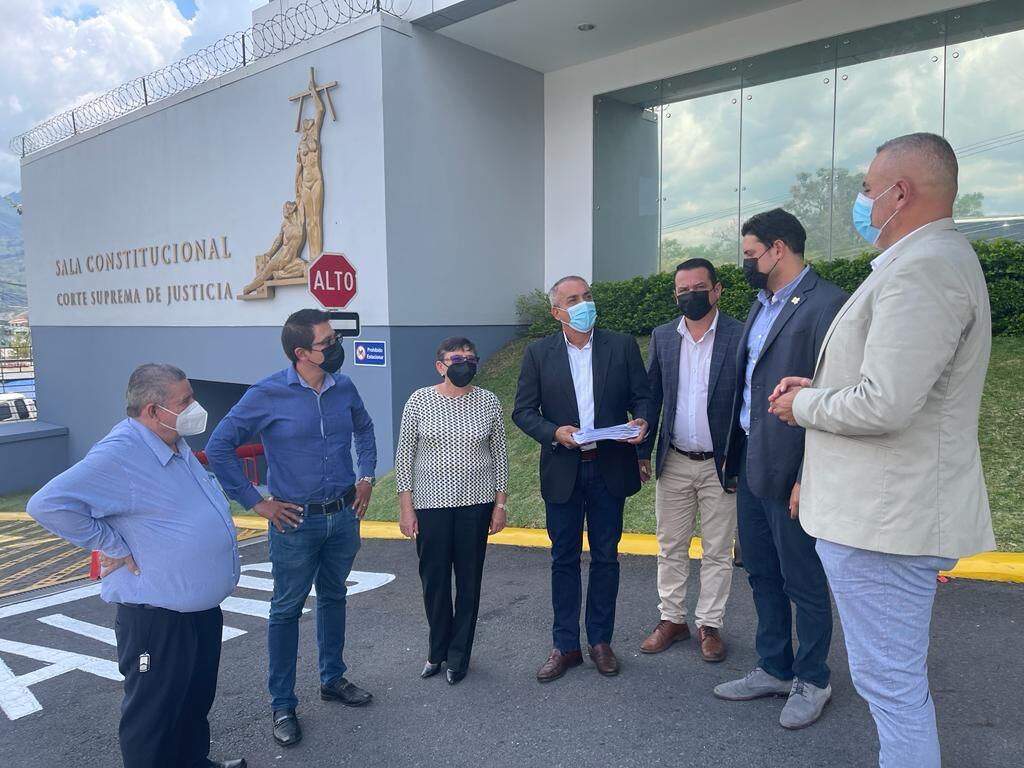 La Asociación Nacional de Alcaldías e Intendencias (ANAI) presentó este jueves 21 de abril ante la Sala Constitucional, una acción de inconstitucionalidad (salacuartazo) en contra de la ley 10.183 que limita la reelección de puestos de elección popular en los Gobiernos Locales, tales como alcaldías, intendencias, vicealcaldías, regidurías, sindicaturas y concejalías.