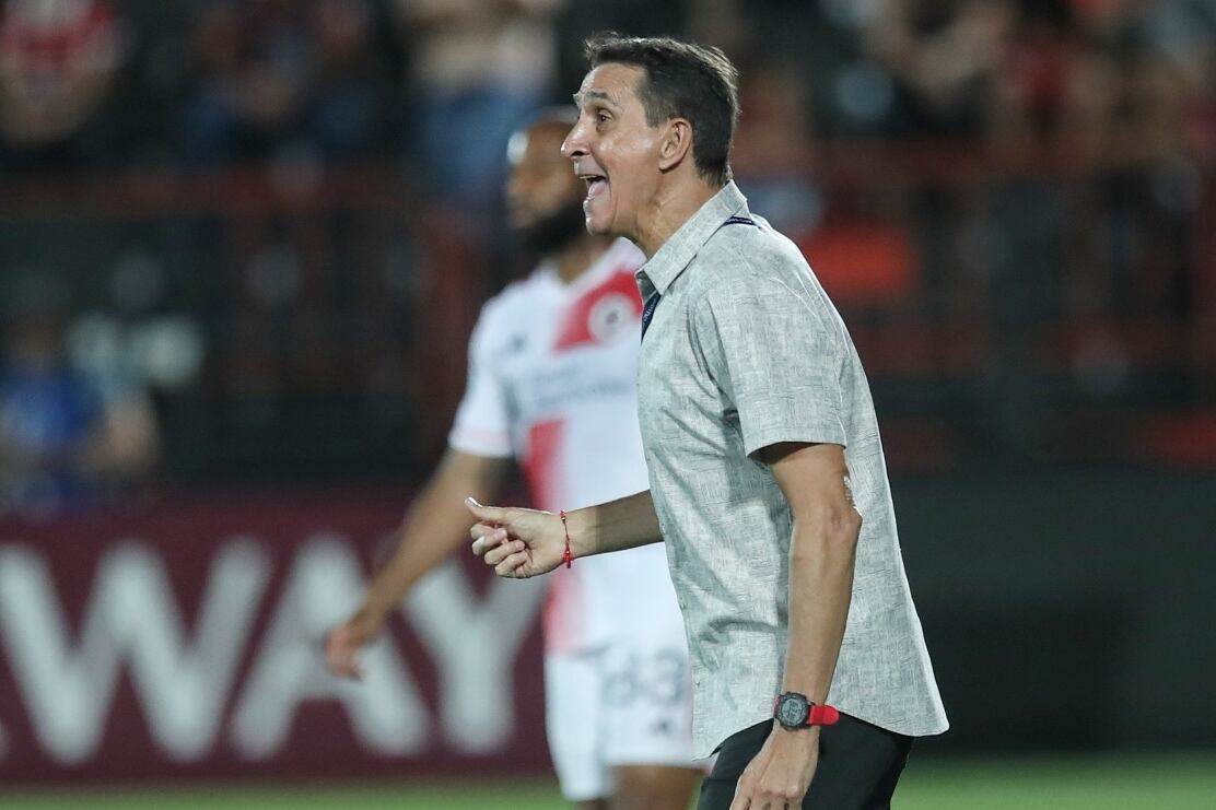 12/03/2024/ juego de vuelta entre Liga Deportiva Alajuelense vs New England Revolution por la CONCACAF Champions Cup en el estadio Alejandro Morera Soto donde el técnico Alexandre Guimarães vuelve al fútbol de Costa Rica dirigiendo a la Liga / Foto John Durán