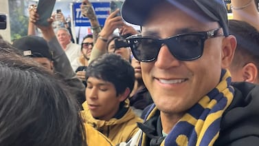 Keylor Navas saludó de abrazo a un tico que se topó en México y ni cuenta se dio que era un artista nacional