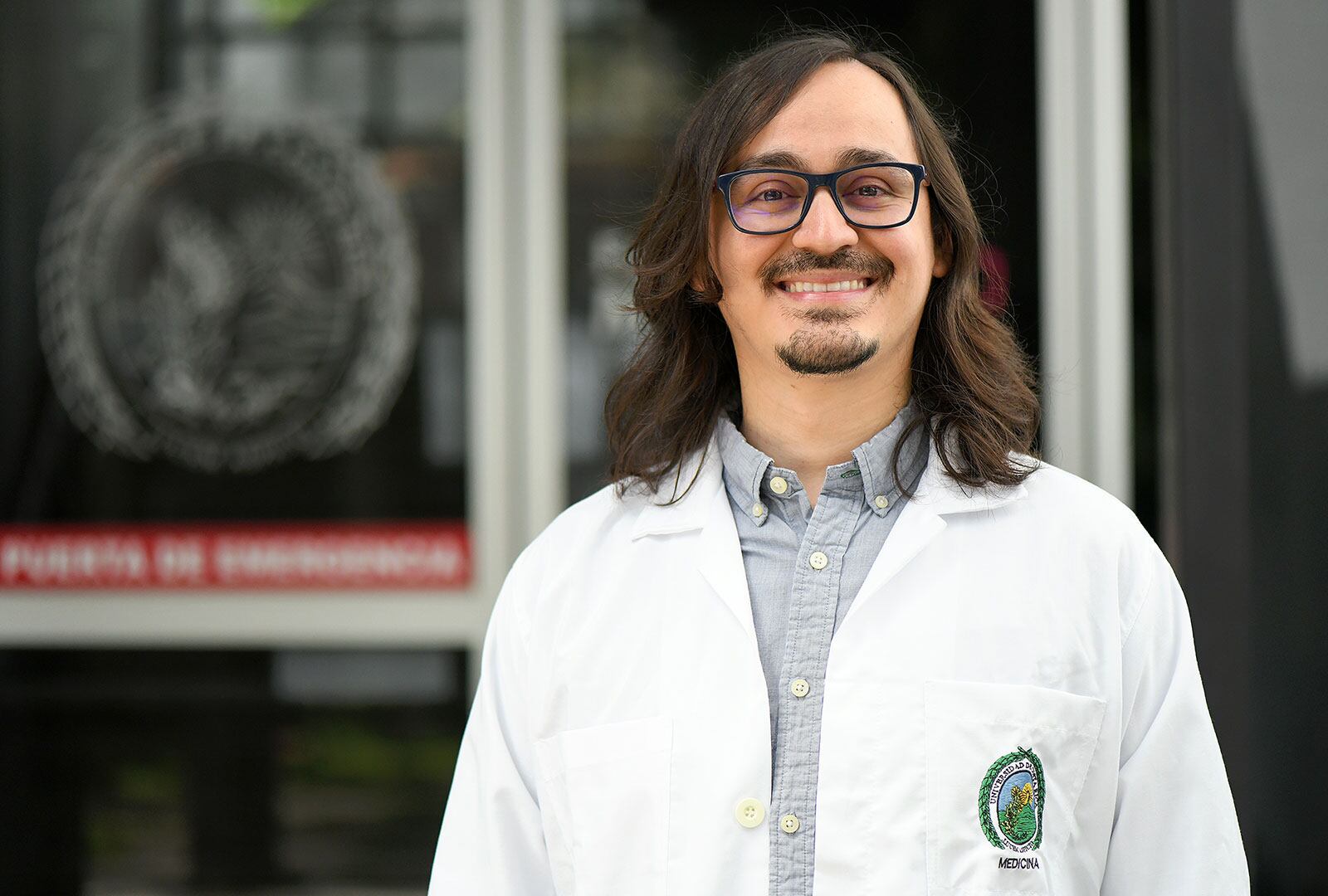 El tico, David Alberto Gutiérrez Albenda, tiene 34 años, es de San Rafael Debajo de Desamparados y es doctor especialista en una de las áreas de mayor dificultad en el campo de la salud: la medicina nuclear. En la foto con su esposa, Lissette Monge Abarca, y su hijo, desde el 1 de febrero del año pasado, Théo André Albenda Monge.