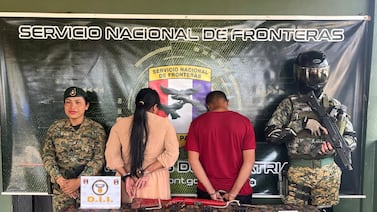 Costarricense y su pareja son detenidos en Panamá tras ser sorprendidos fuertemente armados en zona turística