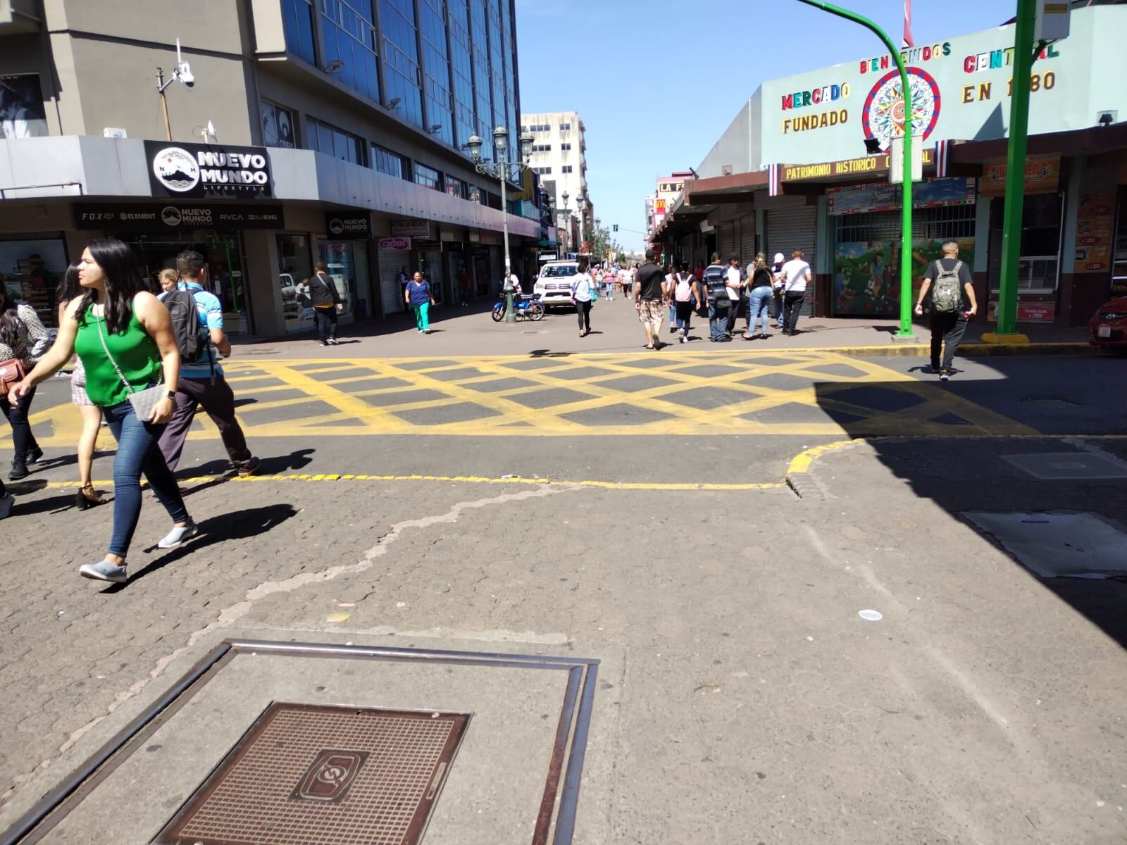 A dos mil cada pedacito negrito, a precio ya ningún chancero vende