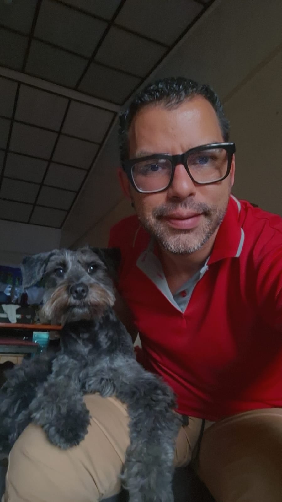 Erick Valverde Moreno, de 45 años, jamás imaginó que una adopción sería tan determinante en su vida. El 11 de agosto del 2024 Erick perdió a su papá y así llegó la perrita schnauzer Zola Zoe