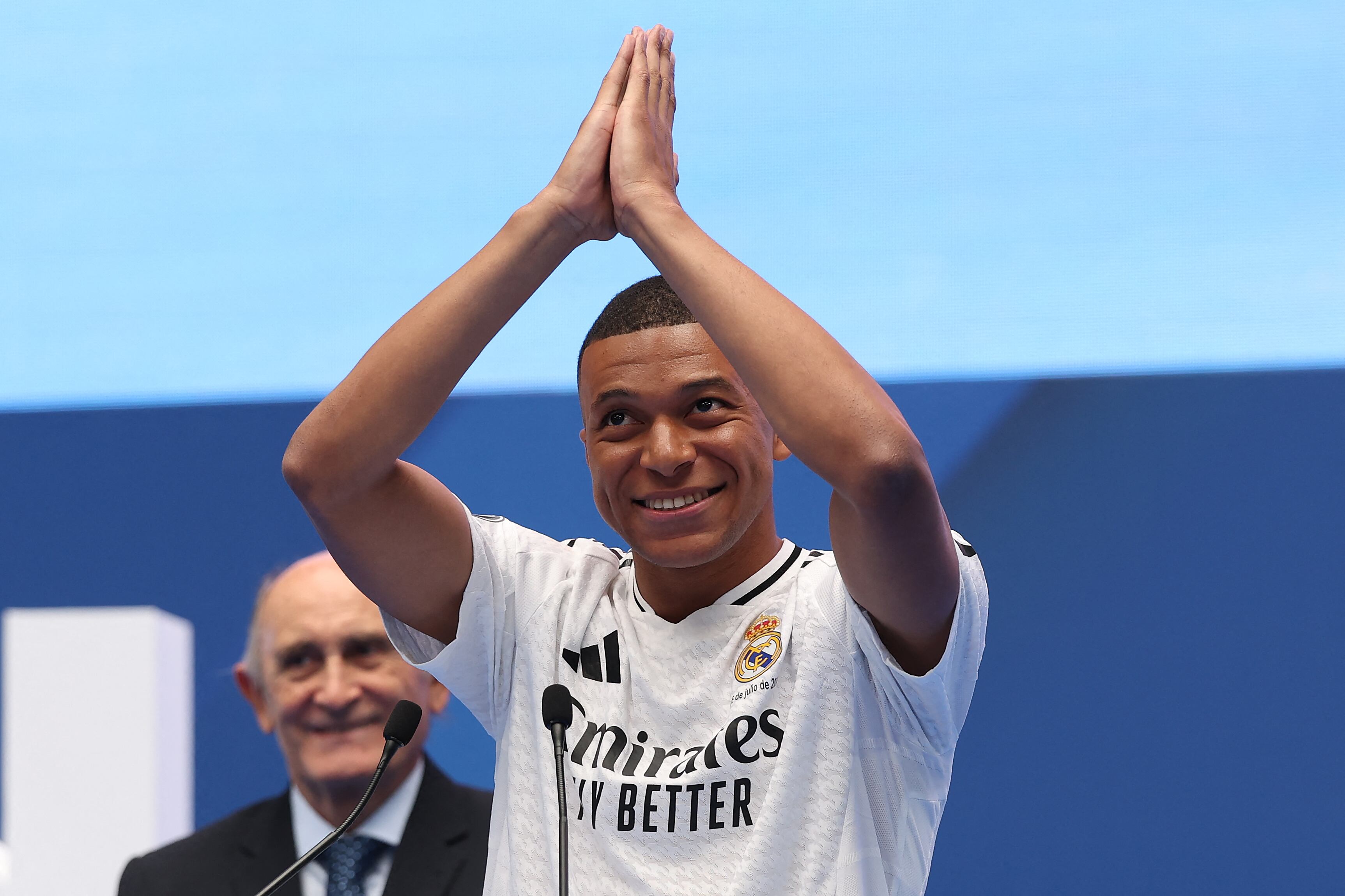 Kylian Mbappé promete darlo todo por el Real Madrid al ser presentado ante miles de seguidores en el Santiago Bernabéu.