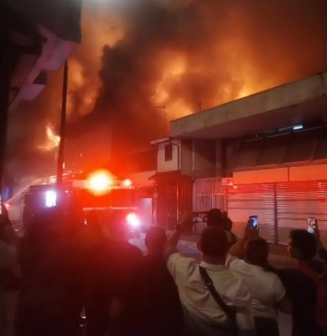 ¿Qué está pasando en San José? Bomberos luchan contra enorme incendio en una bodega
