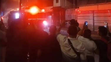 Voraz incendio consume enorme bodega en el centro de San José