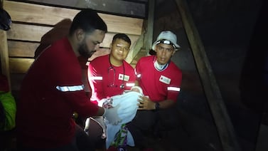 Joven madre dio a luz en su casa; bebé está bien, pero ella permanece en condición crítica