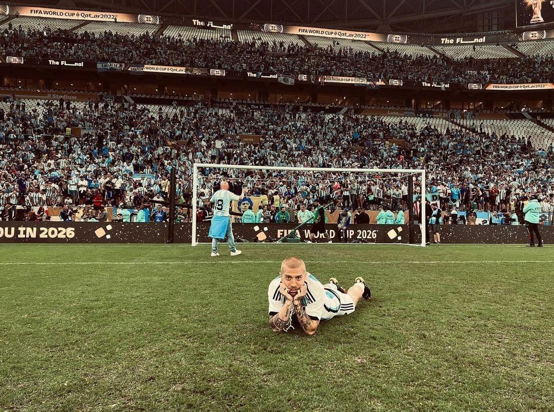 Papu Gömez celebró el campeonato del mundo con un divertido posado, en el terreno de juego del estadio Lusail. Instagram.