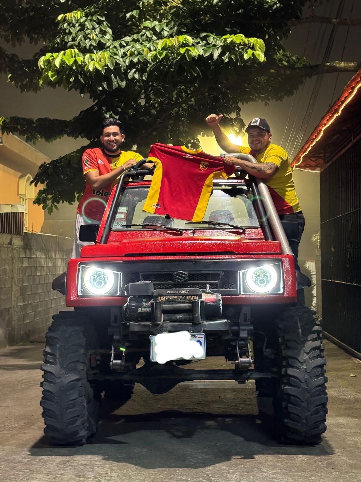 Festejo de los aficionados del Herediano tras ganar el título número 30