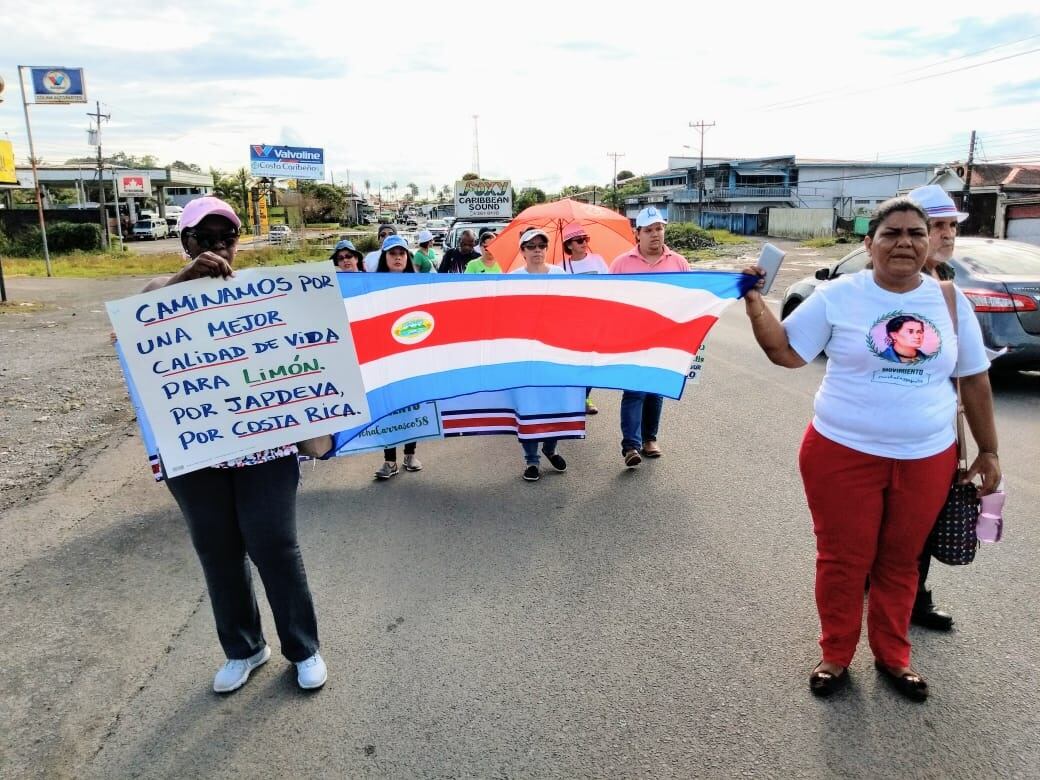 Limonenses alzan la voz en las calles y marchan hacia San José reclamando trabajo