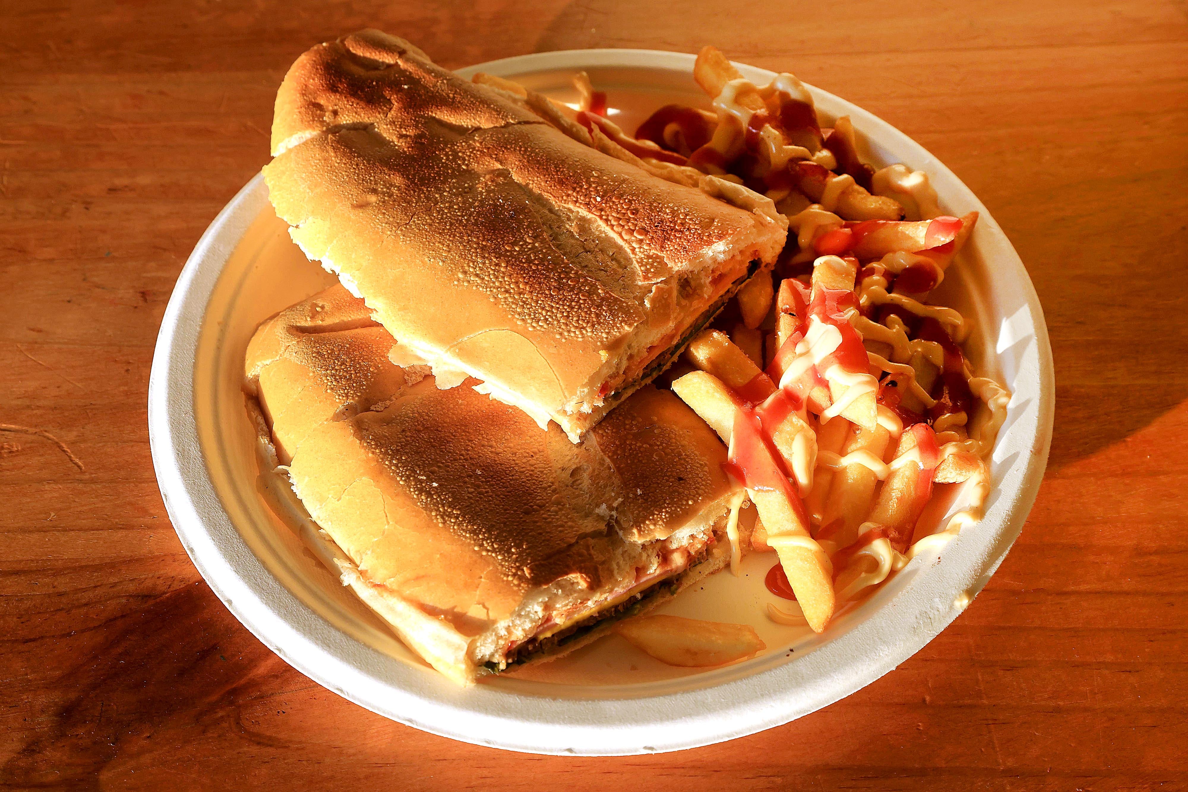 16/04/2024 Llorente de Tibás. Soda Lucy es un local de comida rápida: hamburguesas, sandwiches lápiz, tacos, doraditas, etc. Se trata de una especie de sucursal de la soda original de San Rafael de Oreamuno, en Cartago, con la misma calidad, precios muy accesibles y buena atención. Sus propietarios destacan que todos los alimentos, incluyendo las tortas y la mayonesa, son preparados por ellos mismos. Foto: Rafael Pacheco Granados