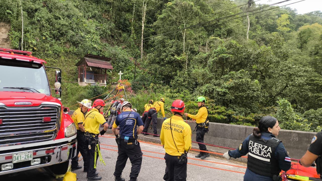 Bomberos y Cruz Roja ha trabajado por más de cuatro horas en el rescate de esta persona en el río La Vieja, San Carlos. Foto: Bomberos