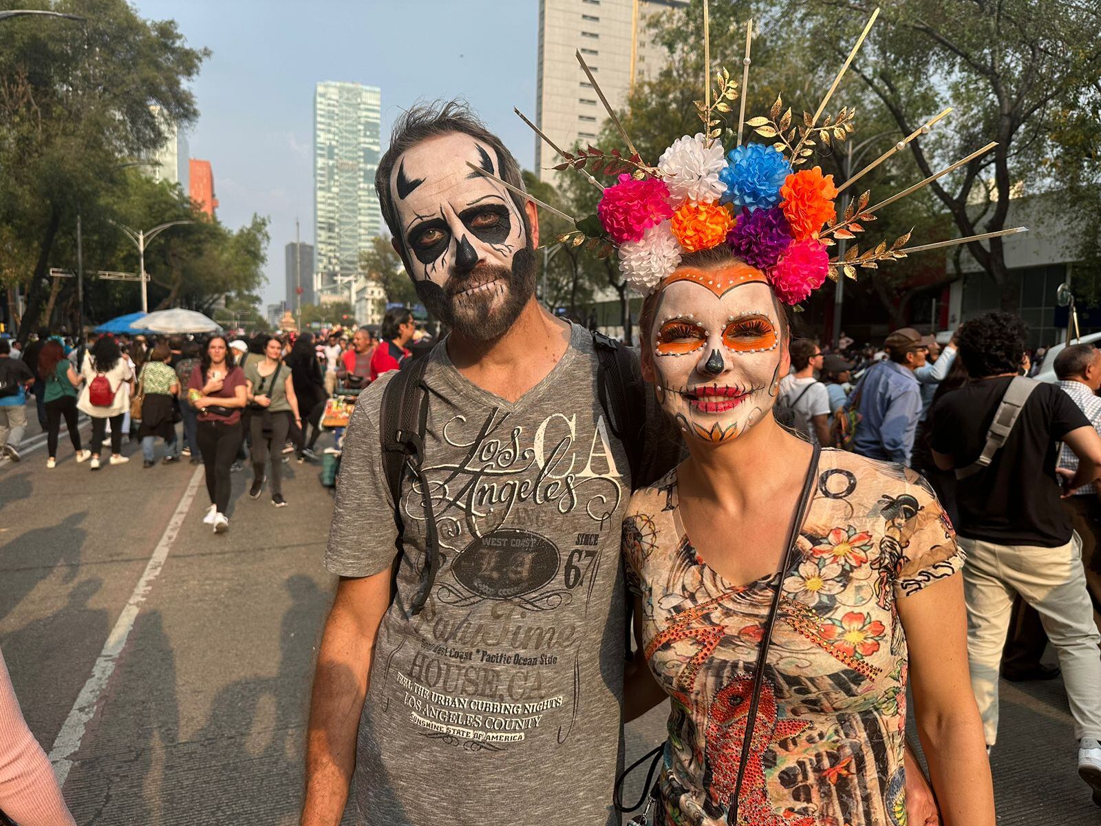 Estos dos turistas extranjeros llegaron bien "catrineados".