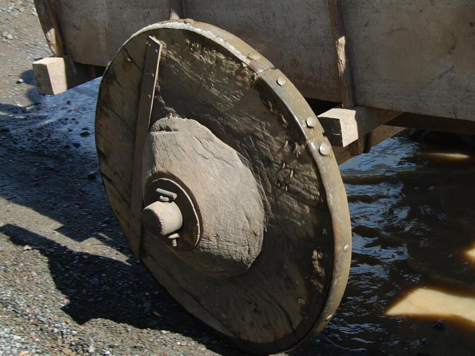 Rueda de una sola pieza de madera, con eje de madera. Foto de la página en Facebook Boyeotico de don Alejandro Guevara Muñoz