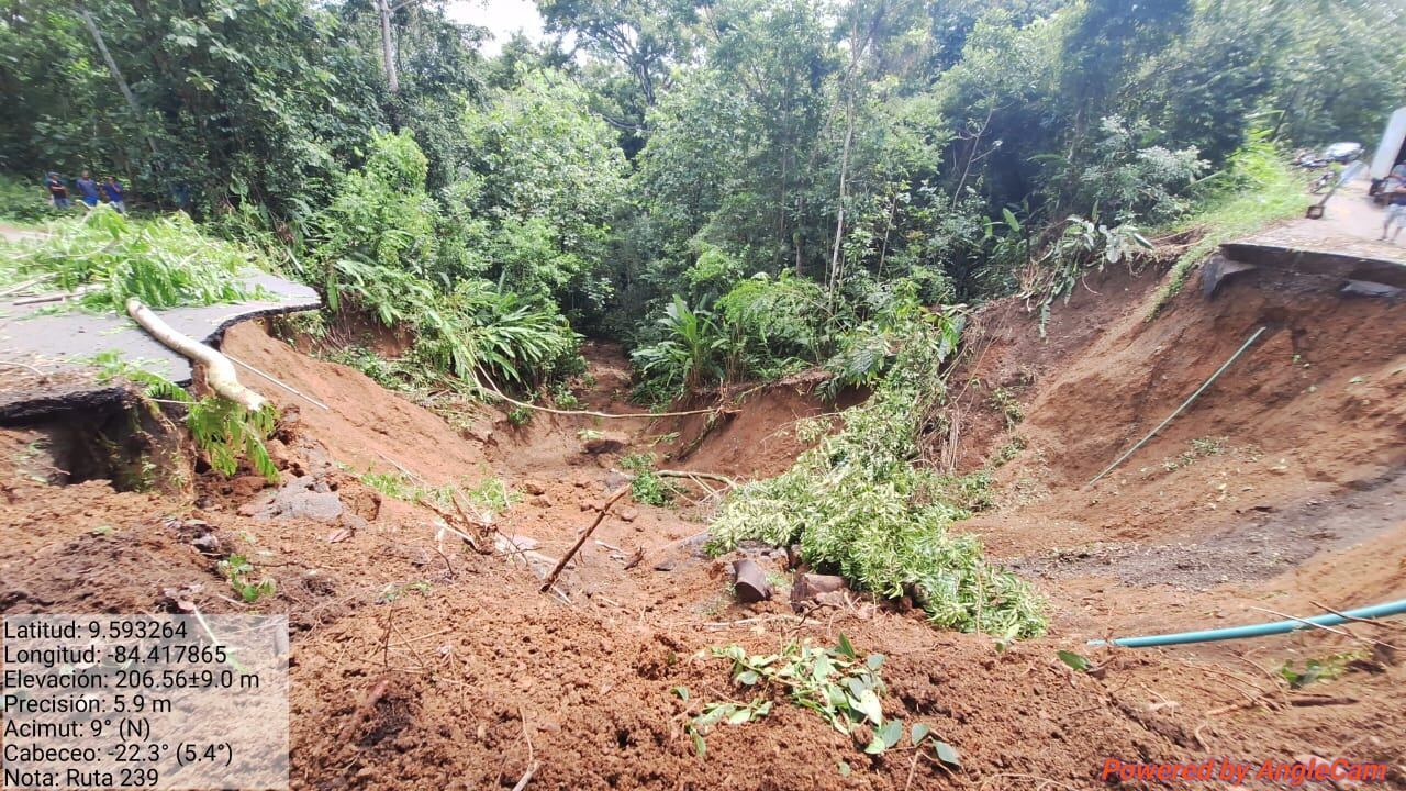 Un enorme deslizamiento dejó sin paso a los vecinos de Vista de Mar de Puriscal, ruta 239.
Esto significa que no hay paso de Parrita hacia Puriscal.  Foto: MOPT para La Teja