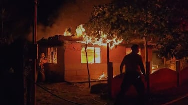 Voraz incendio consume casa en Atenas: familia y sus perros apenas lograron escapar a tiempo