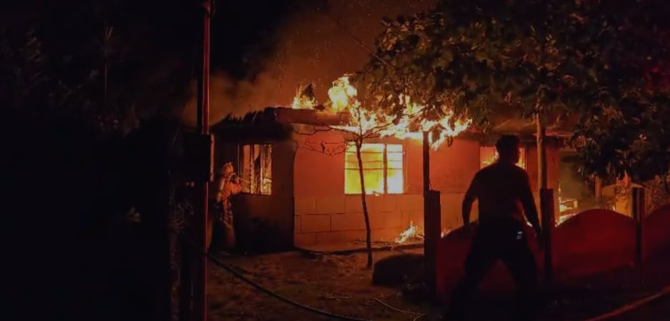 Un incendio dejó a una familia sin casa en Atenas