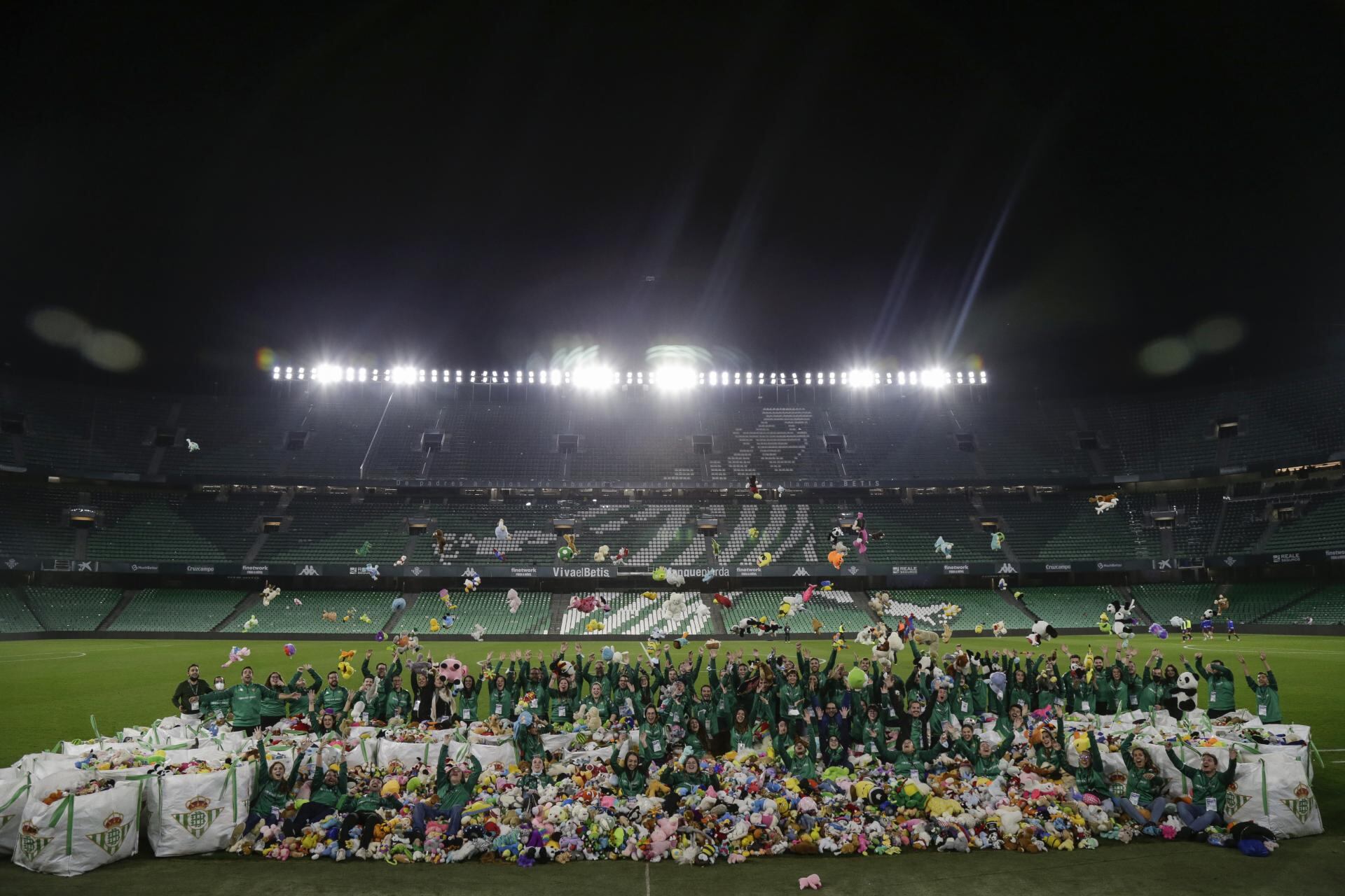 Lanzamiento peluches del Betis. Foto: Betis