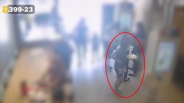 Ayude a dar con mujer que intentó usar tarjeta de adulto mayor que mataron en San José