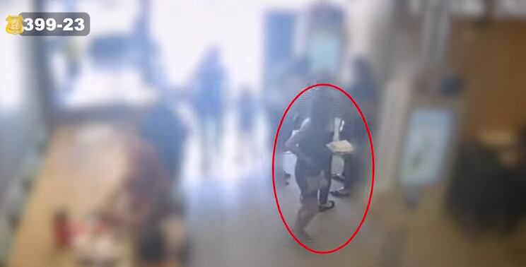 Una mujer quedó grabada al usar una tarjeta de un adulto mayor que mataron en San José. Foto: OIJ