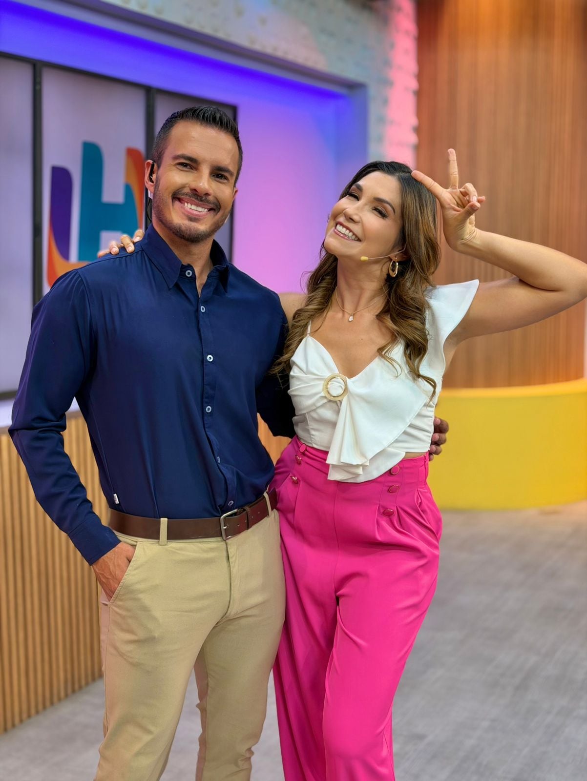 Julio Solís y Ginnés Rodríguez son los presentadores principales de Las Historias de canal 11.