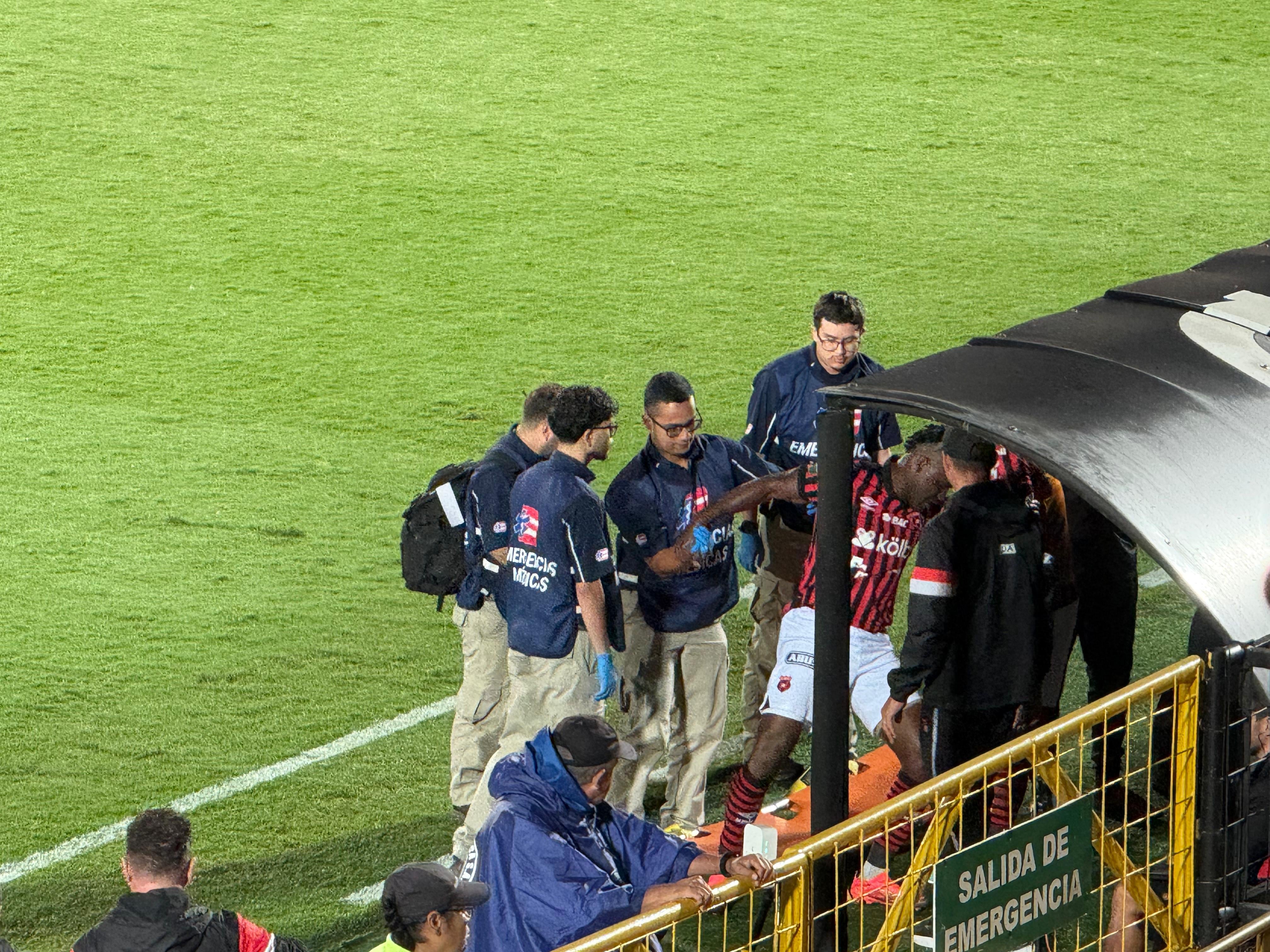 Joel Campbell dejó el partido entre Alajuelense y Guadalupe lesionado.
