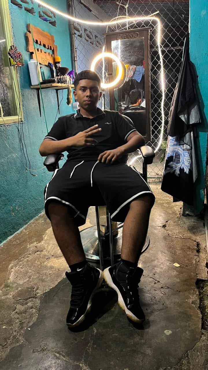 A los 18 años Johnson Urbina tiene su propia barbería, ayuda a sus dos hermanos y tocar en la Banda Comunal de La Fortuna le permitió salir adelante tras pruebas durísimas de la vida y se alista para ir a Brasil con la banda