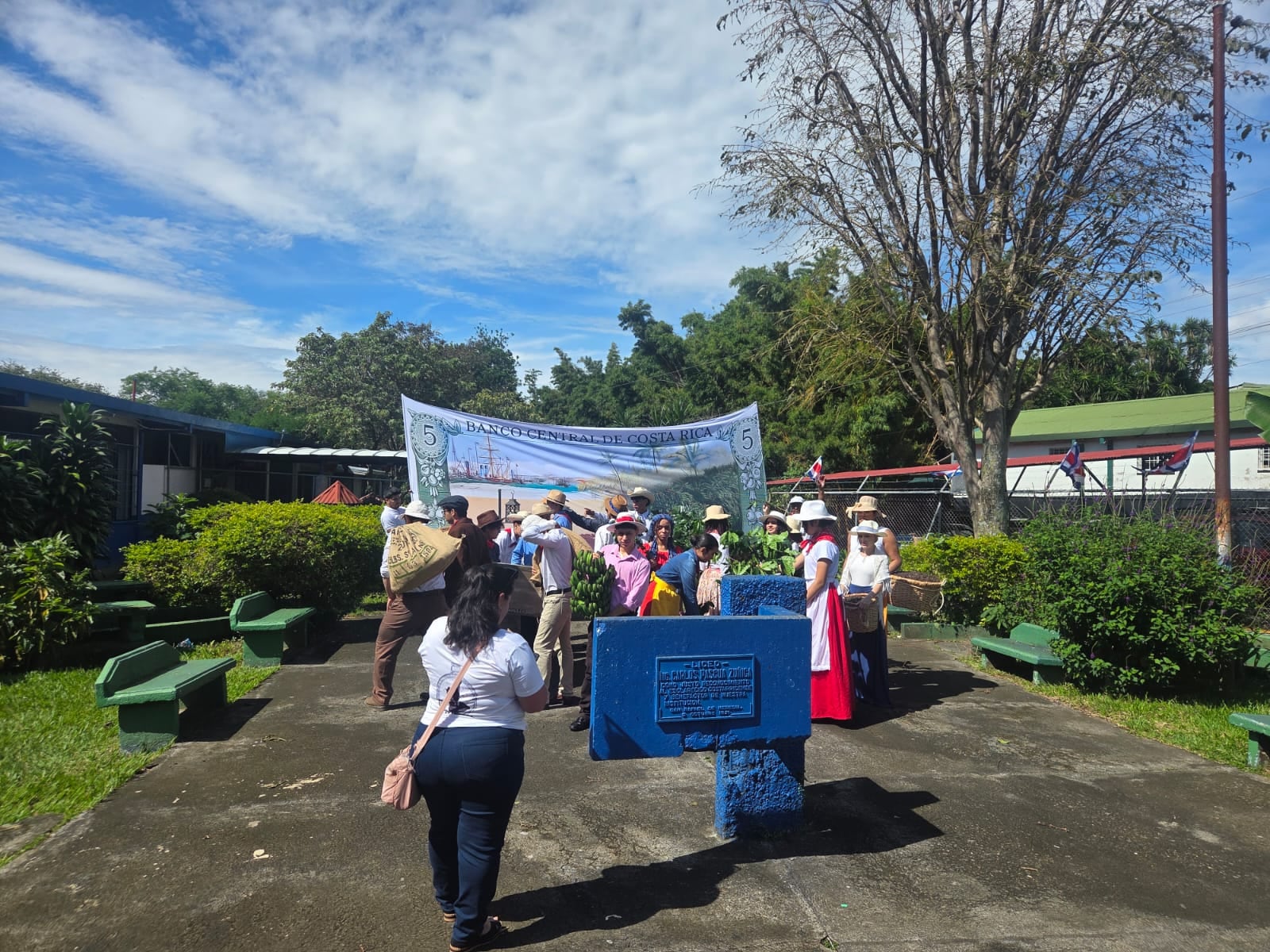 25 jóvenes del Colegio Técnico Profesional Carlos Pascual Zúñiga de San Rafael de Heredia le dio vida a nuestro hermoso billete de 5 colones. El director de la puesta en escena es Jonathan Arce Rodríguez y la idea fue de Juan Francisco Valerio Delgado, quien es investigador sociocultural. El CTP tiene un proyecto con los estudiantes que se llama "Viajeros en el tiempo".