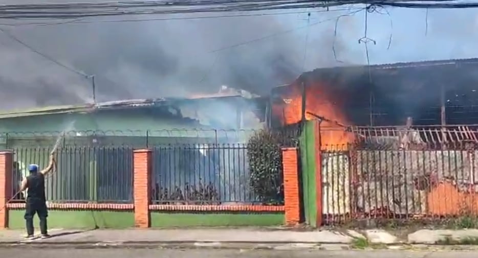 Incendio Quesada Durán, Zapote, con el resultado del fallecimiento de tres niños y un adulto.