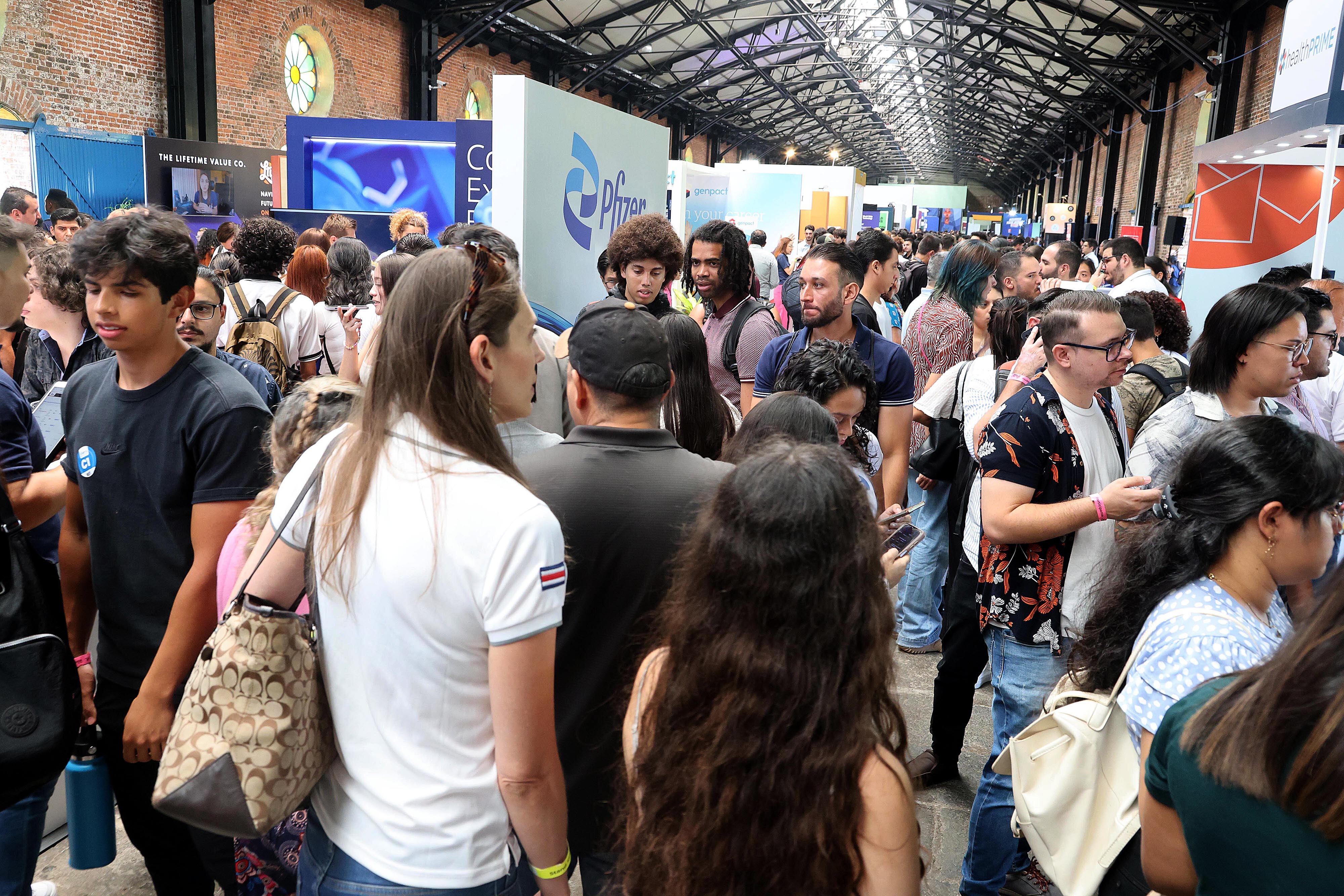 05/04/2024 Antigua Aduana, San José. Cientos de personas asistieron este viernes, desde muy temprano, a la feria de empleo multilingüe. Foto: Rafael Pacheco Granados