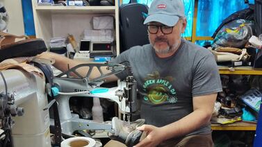 Nicaragüense que se vino para Costa Rica con 15 años tiene 40 de ganarse la vida como zapatero