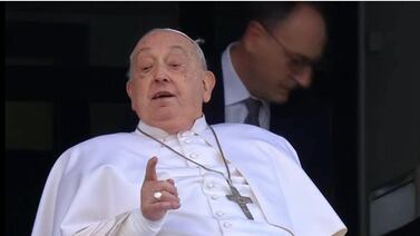 Papa Francisco reaparece tras un mes internado con imagen que le da la vuelta al mundo