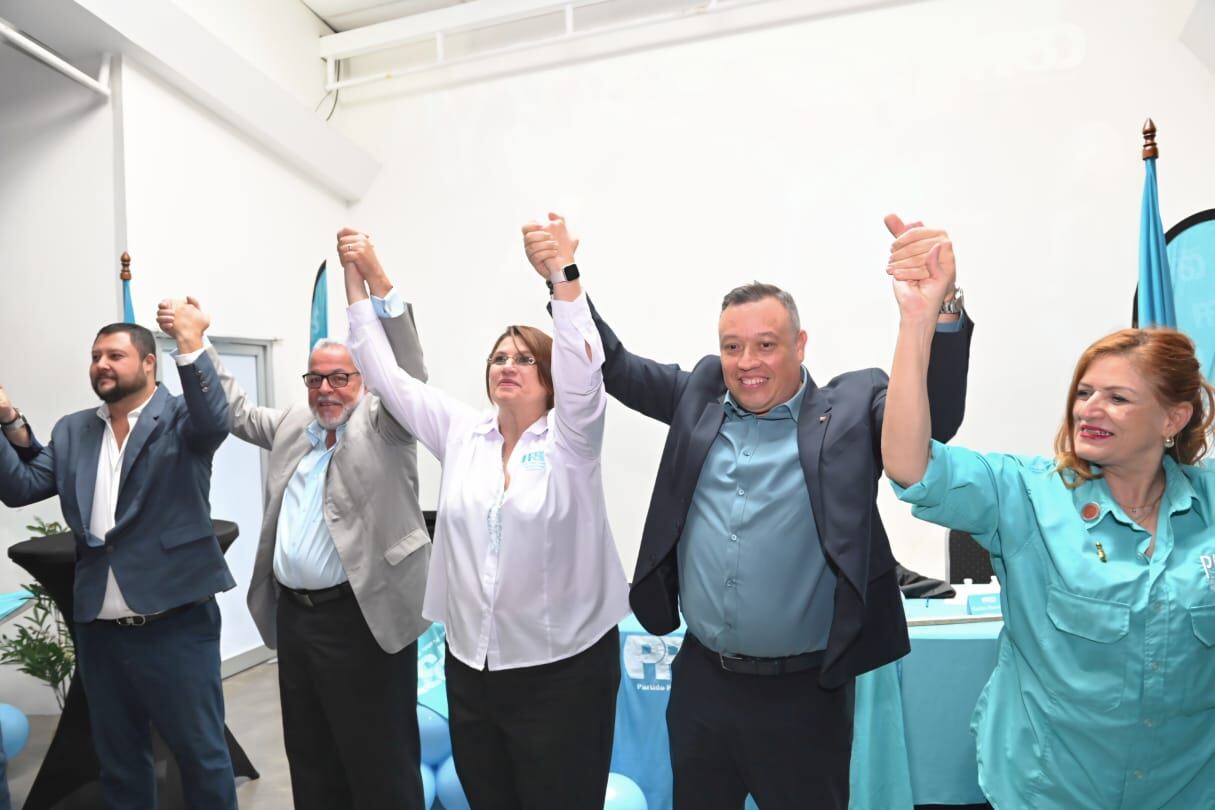 Francisco Gamboa (cuarto, de izquierda a derecha) junto a Mayuli Ortega (al centro) en la Asamblea del Partido Pueblo Soberano.