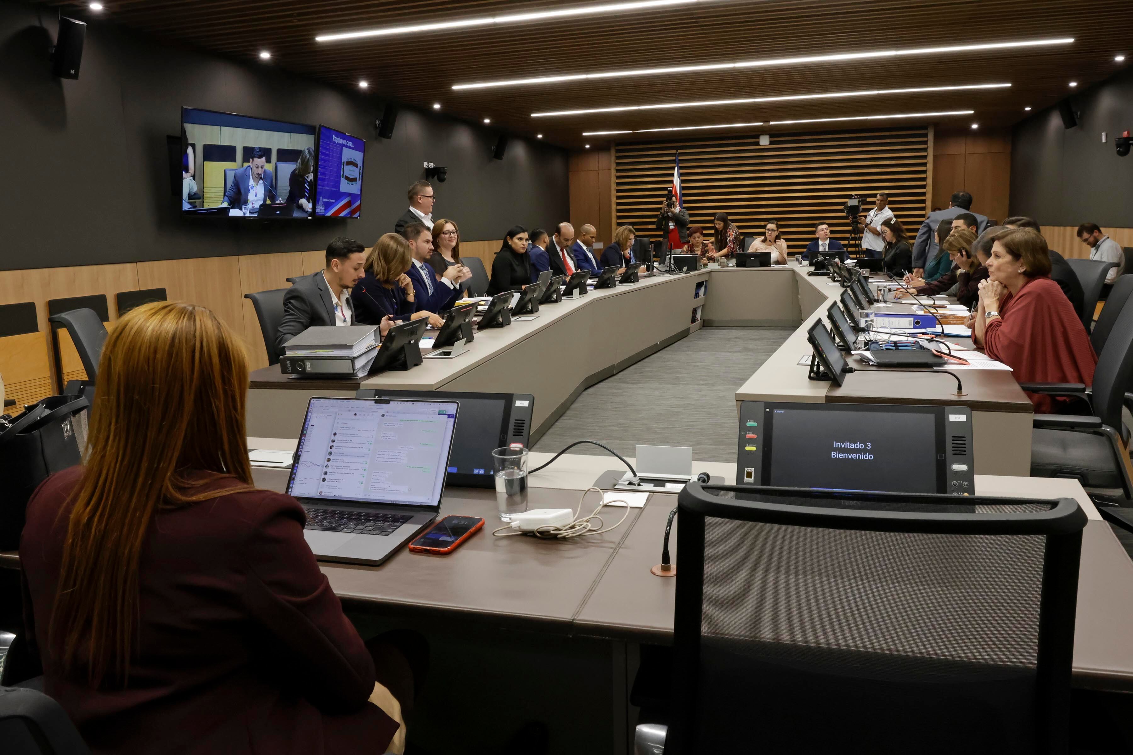 06/11/2023. Asamblea Legislativa, San José. Hora: 06:00 p.m. Comparecencia de la presidenta de la Junta De Protección Social de San José, Esmeralda Britton (en la foto), en la Comisión que investiga las contrataciones en el SINART. Fotos: Mayela López