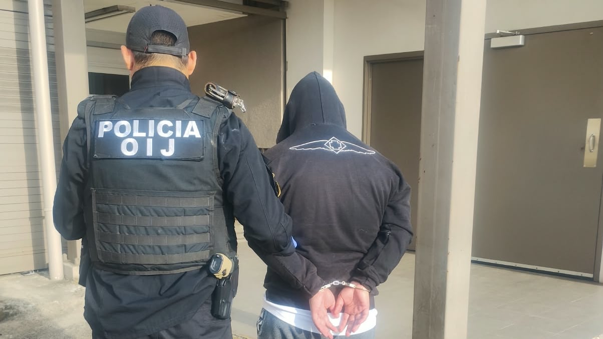 Dos detenidos de apellidos Bonilla, de 26 años, y otro de apellido Ramírez, de 27 años, por ser sospechosos de pertenecer a Los Marujas y torturar a un adolescente. Foto: Para La Teja