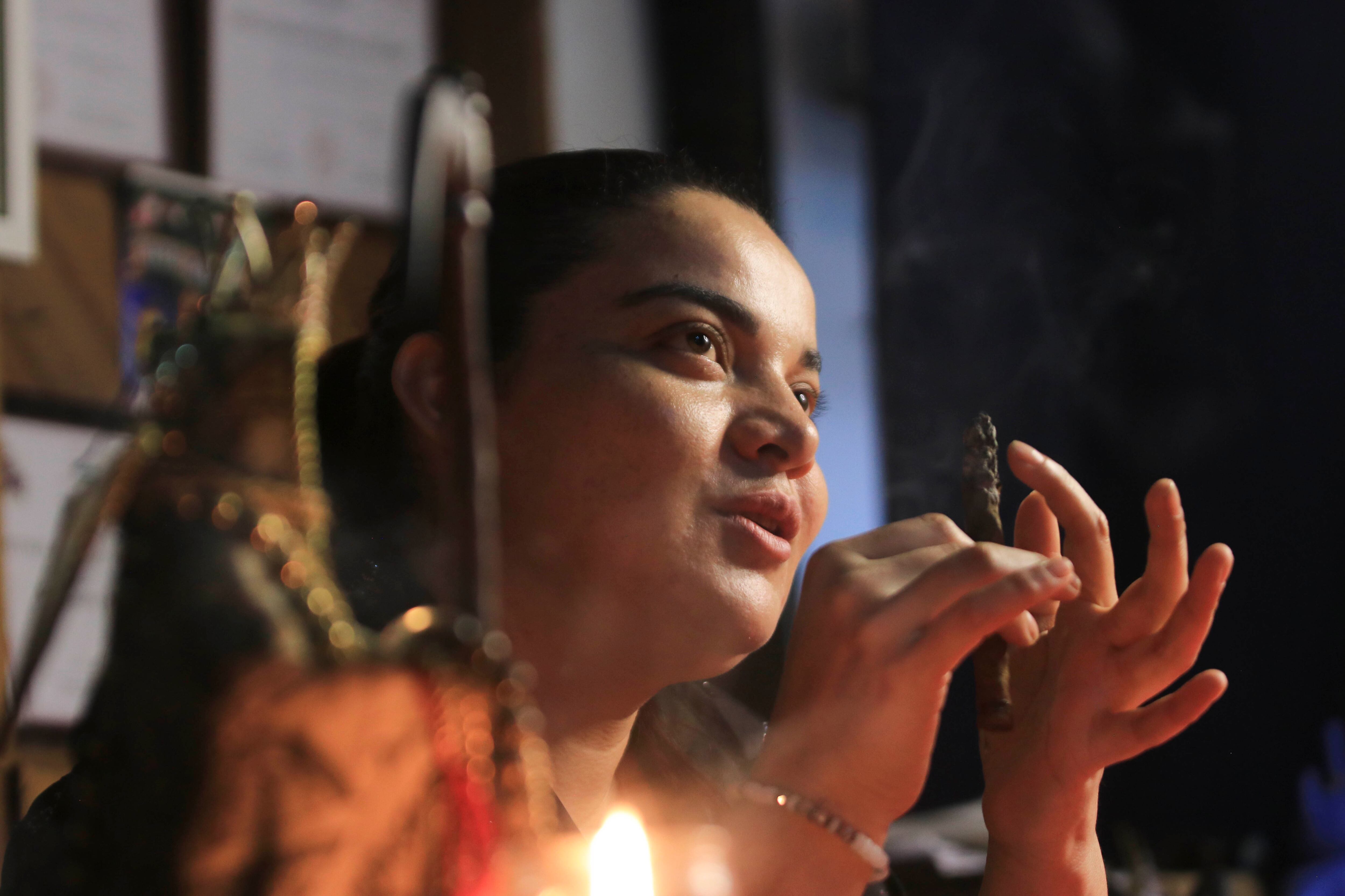 2-mayo-2025 Visita a la MitzI Tarot para conocer, según las cartas, cual es el futuro del Club Sport Cartagines y el Deportivo Saprissa
En la foto: Mitzi Bonilla, conocida como Mitzi Tarot
Foto: Jonathan Jiménez Flores