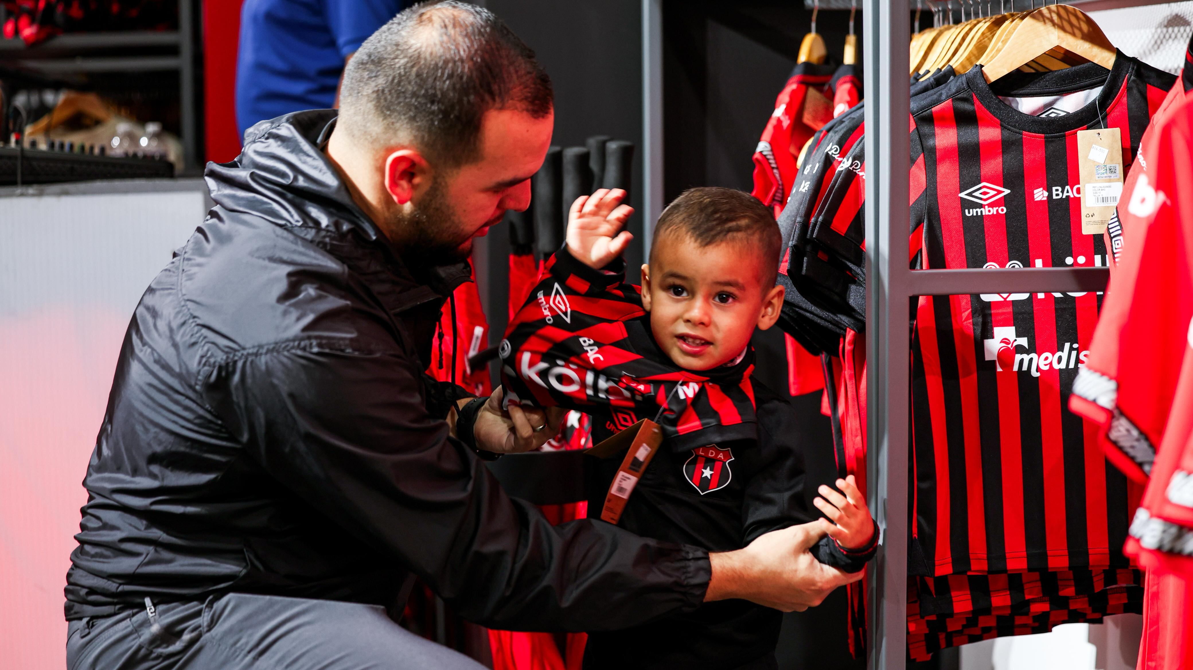 Alajuelense abre tienda en Paseo Metrópoli, Cartago