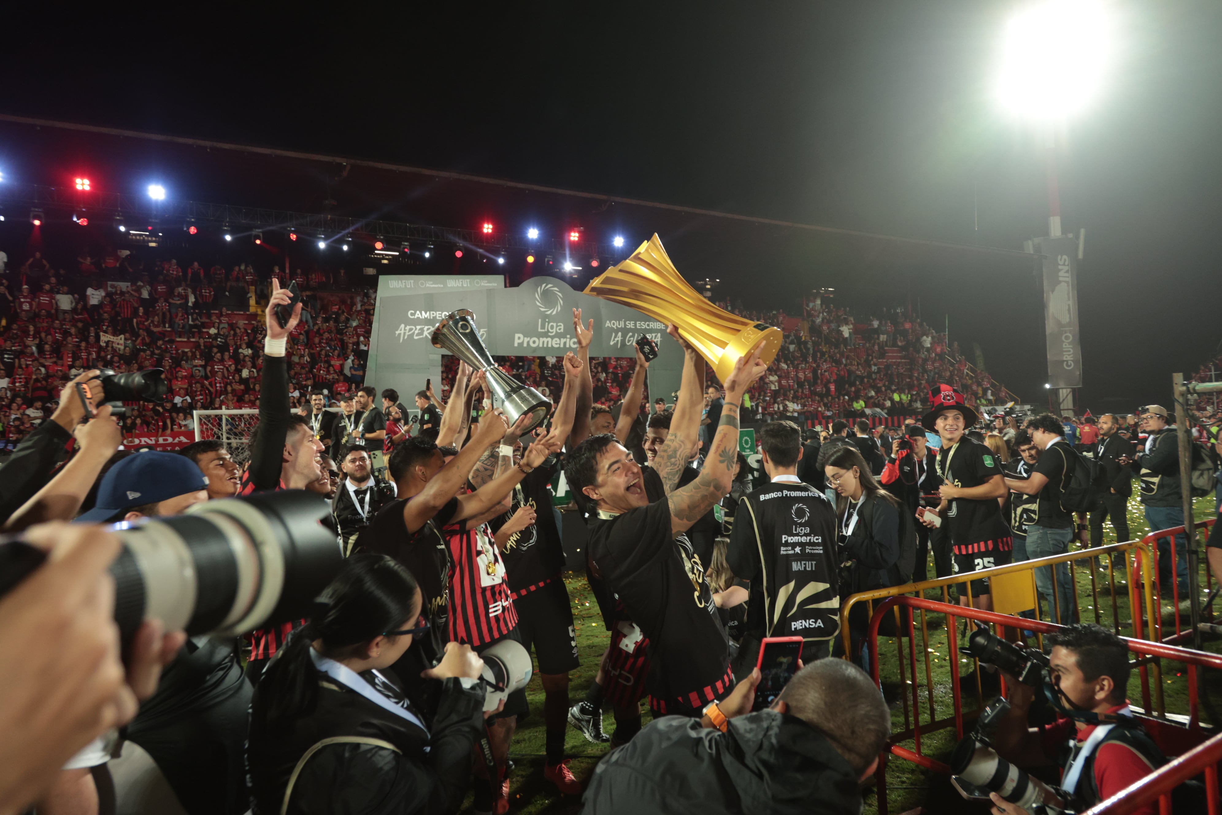 20/12/2025/ partido de ida entre Liga Deportiva Alajuelense vs Saprissa por el partido de vuelta de la final del Torneo apertura de la Liga Promerica 2025 en el estadio Alejandro Morera Soto / foto John Durán