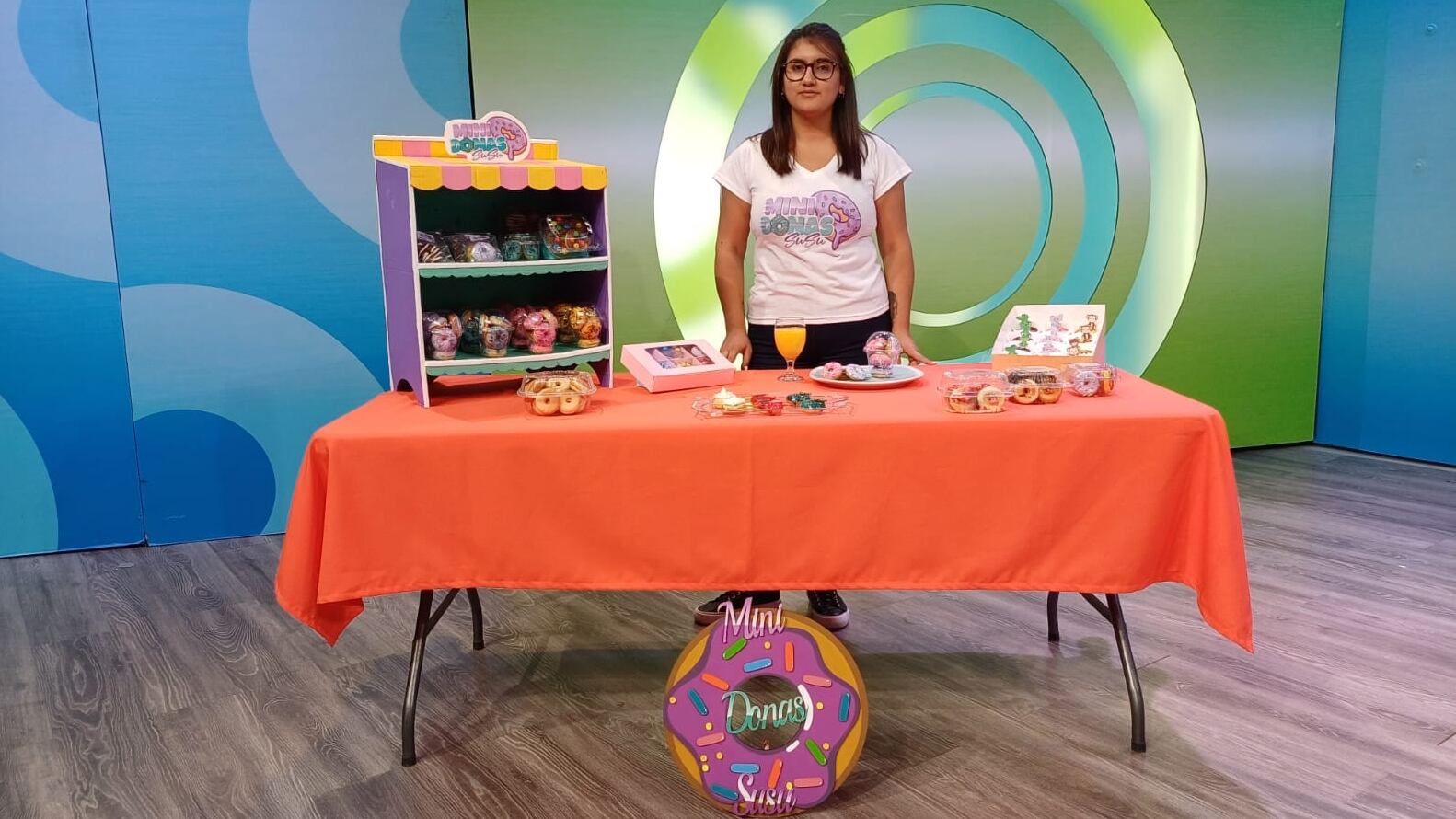 La desamparadeña Melany Villalobos trabajó toda la vida en bancos privados. Desde hace 5 meses comenzó un emprendimiento de minidons con su mamá Kathia Villalobos