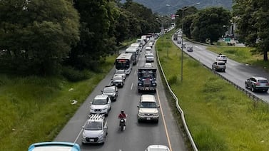 Usar el celular mientras conduce puede salir caro: estas son las multas