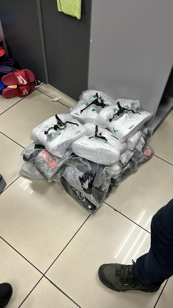 Las autoridades habrían decomisado varias de las tenis que se ofrecían en las tiendas. Foto Fiscalía.