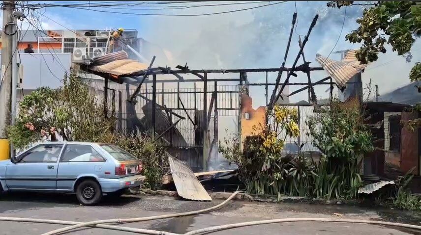 Incendio en Puntarenas. Foto Bomberos.