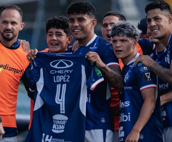 Johan Venegas celebrando el gol ante Sporting con la camisa de su compañero Yael López (Instagram Club Sport Cartaginés)