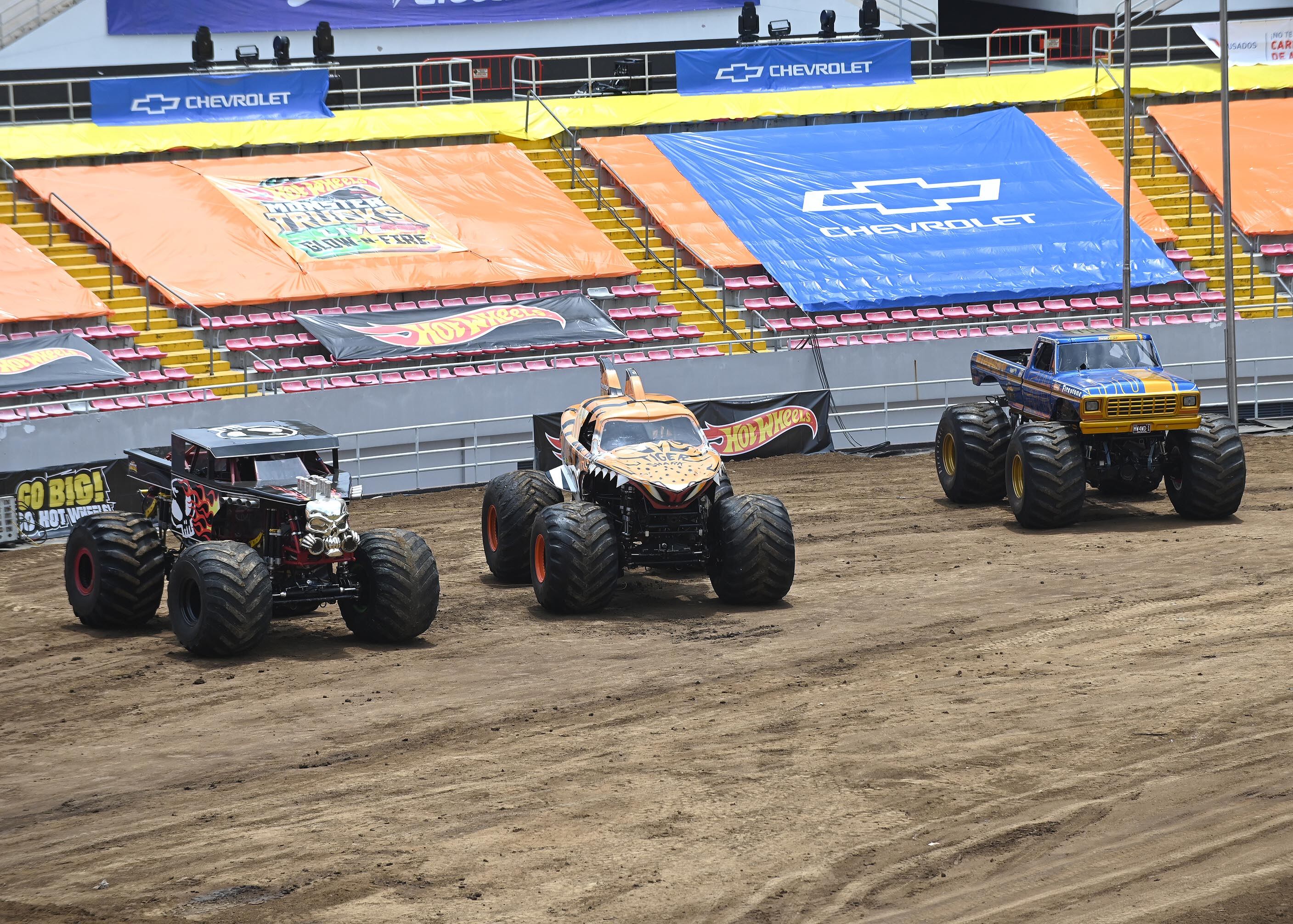 25 de abril del 2025. Estadio Nacional, La Sabana. 10:00 hrs. Preparativos para el show HotWheels Monster Trucks Glow and Fire en la gramilla del Estadio Nacional. Maquinaria pesada realiza movimientos de tierra creando las rampas que los pilotos de monster trucks usarán durante los diferentes shows que ofreceran los días viernes, sábado y domingo de abril. En la foto: Algunos pilotos fueron entrevistados y se documentaron detalles de los vehículos y de los trabajos que realiza la maquinaria pesada. El Danny CR posa para la foto. Foto: Albert Marín. para la Teja.